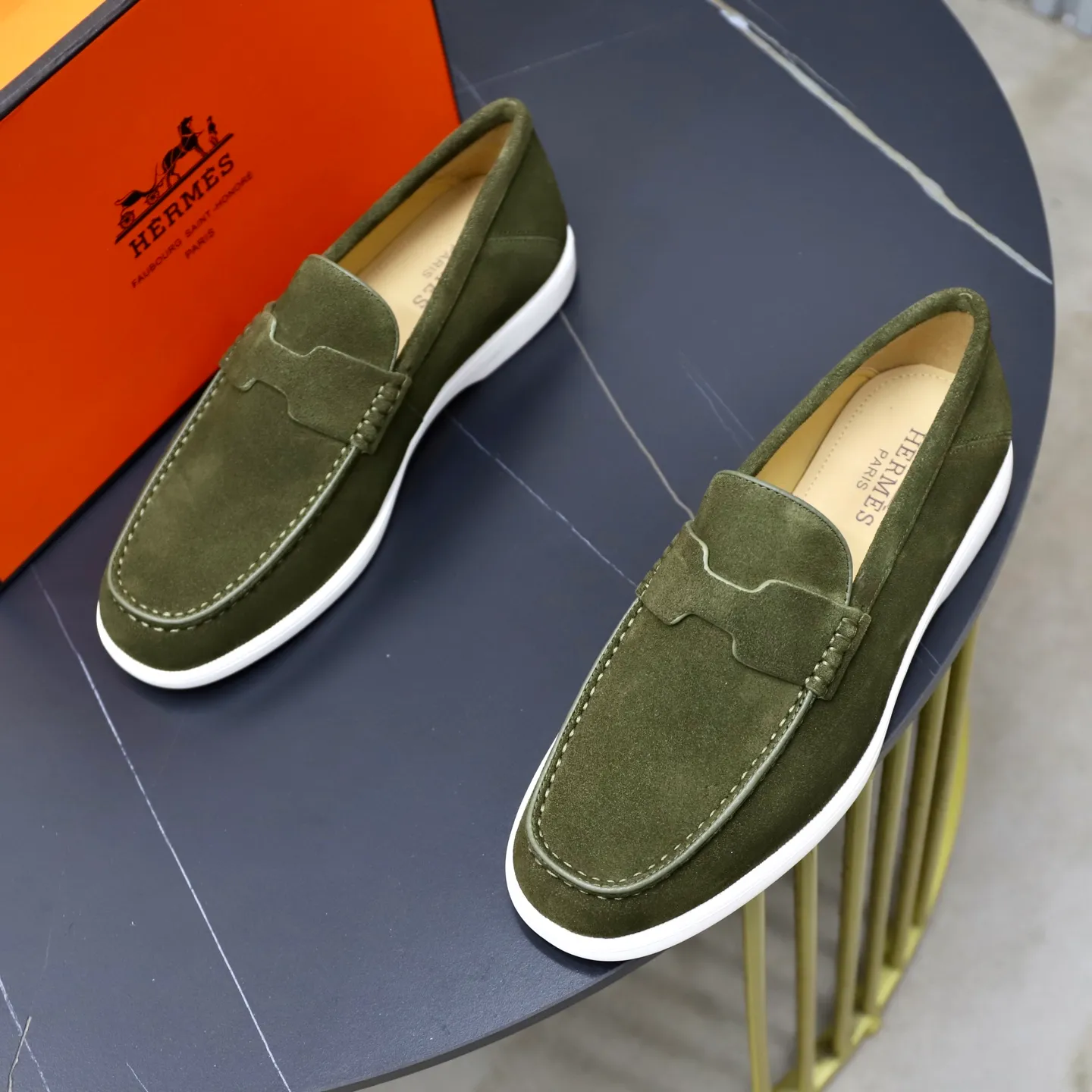 Ex-factory price: 540💰Hermès/Hermès slip-on men's shoes. This shoe is made of imported cow suede leather, with simple and smooth lines, and a 3CM rubber foam ultra-light sole combined with aerodynamic design! Youthful and fashionable, H button decoration, contrasting leather embellishment on the heel, calf lining to gently wrap your feet, with embossed logo cowhide feet, leather rock strips, casual and urban style, highlighting youthful vitality, sports and leisure version, super versatile Size number: 38-39-40-41-42-43-44 Standard leather shoe size (45 can be customized but does not support returns)